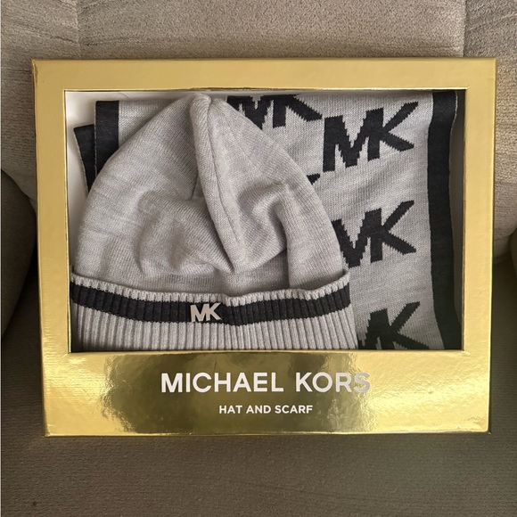 NEW AUTHENTIC Michael Kors gray hat and scarf gift set